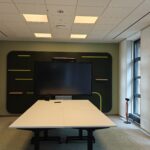 Konferenzraum mit Rastergipsdecke