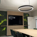 kleiner Konferenzraum mit abgehängten Lochgipsdeckensegel mit abgerundeten Ecken